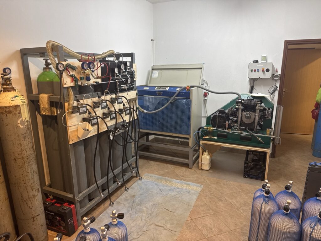 Füllstation von diving RABAC mit Kompressoren und Fülltechnik